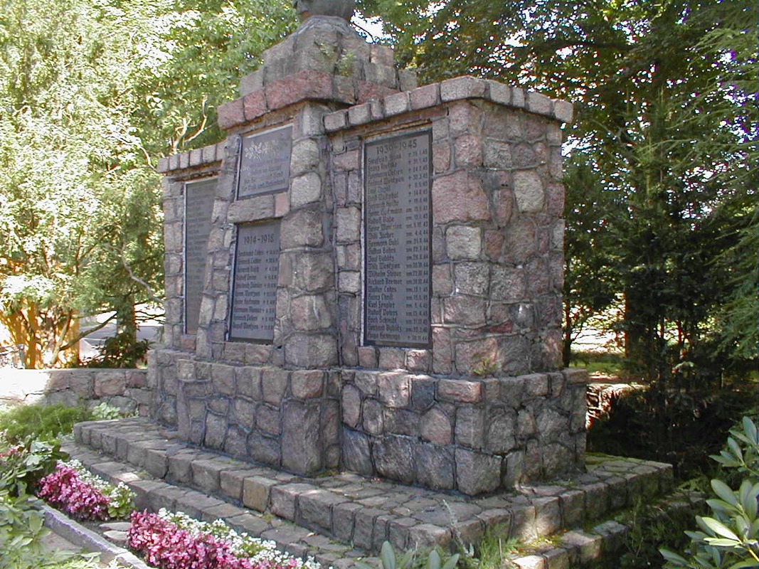 Ehrenmal aus vermauerten Granitfindlingen vor der Sanierung. Schlaglichter zur Restaurierung-Naturbaustein