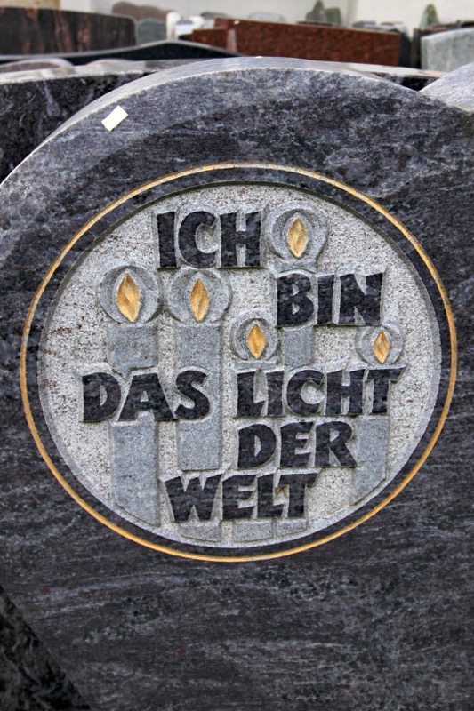 Schrift und Kerzen, teilvergoldet : Granit