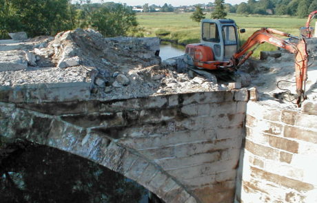 Um die Fahrbahn verbreitern zu können, musste das Sandsteinmauerwerk bis auf die Gewölbebögen abgetragen werden.